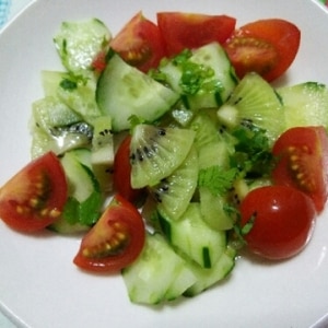 キウイときゅうりトマトのサラダ